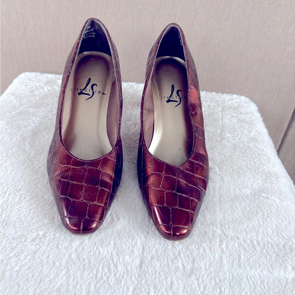 Brownish Red Croc Print heels - Size 4 B